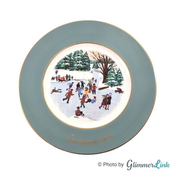 Vintage 1975 Avon Skaters on the Pond Christmas Porcelain Plate - Picture 1 of 13